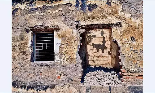 बिना अनुमति तोड़ा पंचायत भवन, चैनल गेट, खिड़की और दरवाजे हो गए चोरी बिना अनुमति तोड़ा पंचायत भवन, चैनल गेट, खिड़की और दरवाजे हो गए चोरी