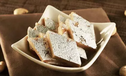 नवरात्र के तीसरे दिन माता चंद्रघंटा को लगाएं काजू कतली का भोग, इस आसान रेसिपी से