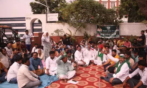 आरटीई को लेकर किसान एकता संघ ने अभिभावकों के साथ स्कूल के बाहर दिया धरना