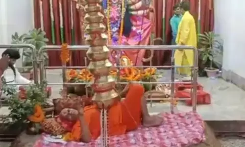 मां दुर्गा के अनोखे भक्त, नवरात्र में सीने पर 21 कलश रख करते हैं आराधना