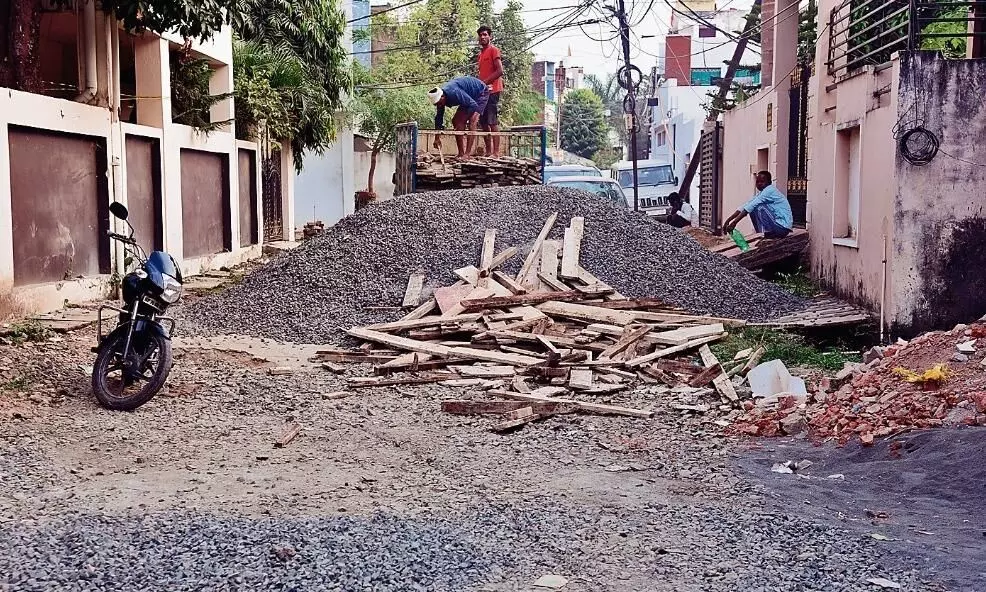 6 माह से खुदी पड़ी है कॉलोनी की सड़क, लोग हो रहे परेशान 6 माह से खुदी पड़ी है कॉलोनी की सड़क, लोग हो रहे परेशान