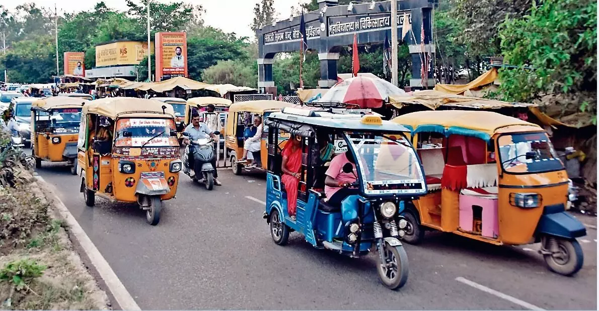 एम्बुलेंस में गंभीर मरीज, लेकिन रास्ता देने तैयार नहीं होते हैं ऑटो चालक एम्बुलेंस में गंभीर मरीज, लेकिन रास्ता देने तैयार नहीं होते हैं ऑटो चालक