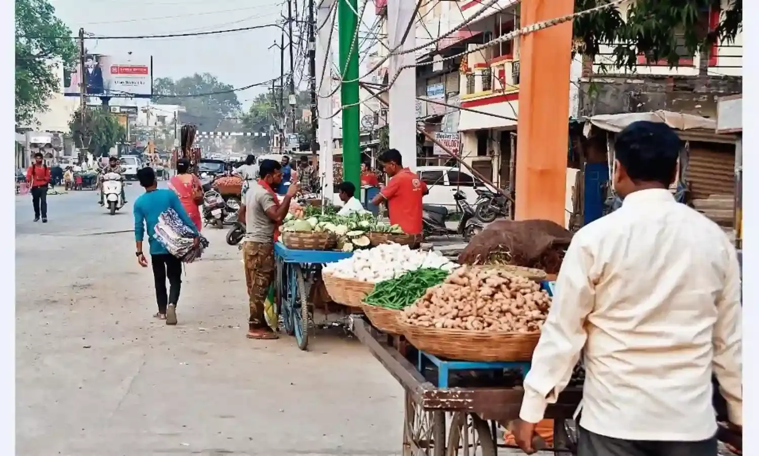2 करोड़ की लागत से बनी नई सड़क में भी जम गए सब्जी के ठेले