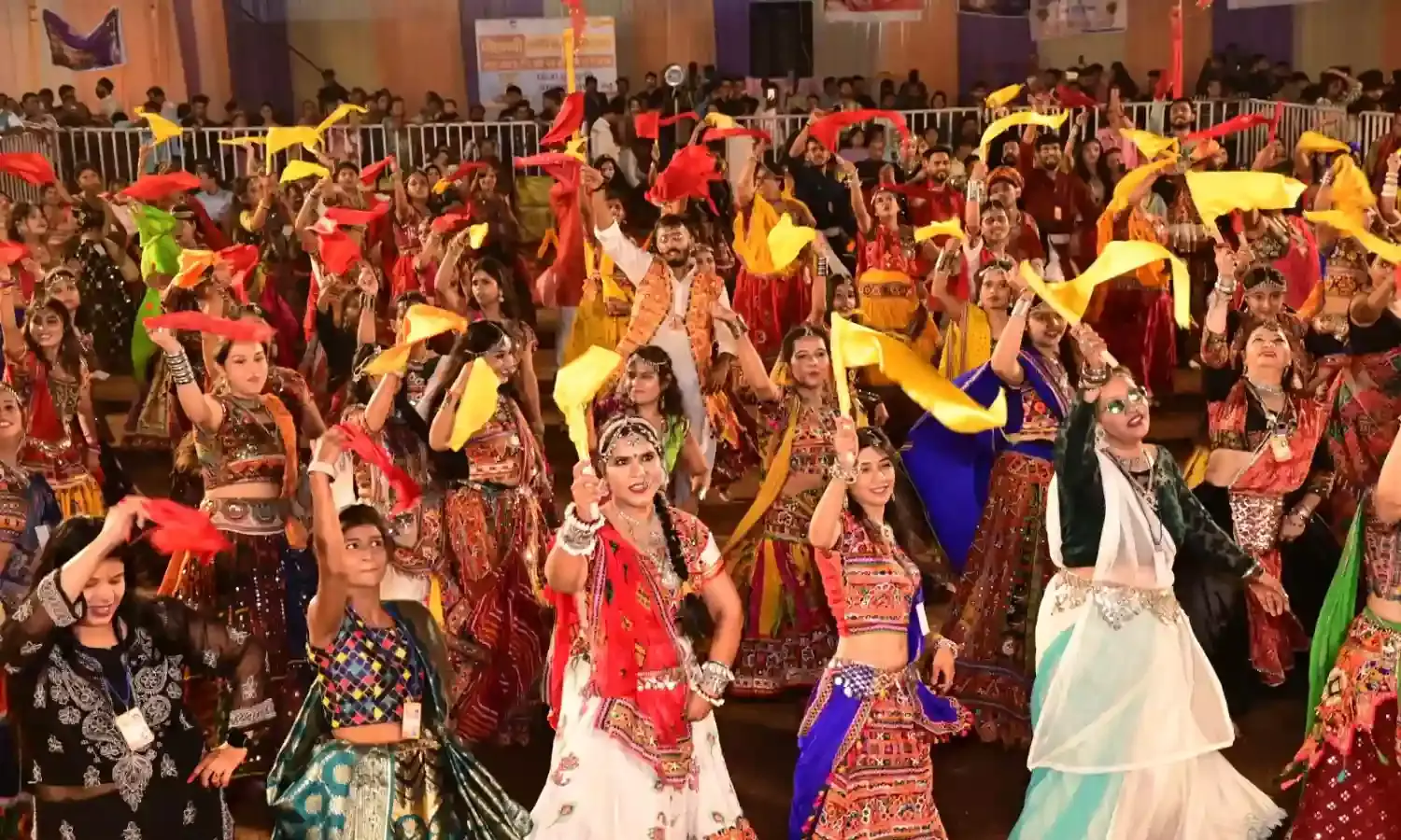 श्याम चंदा है, राधा चकोर गाने पर झूमे, शानदार आगाज