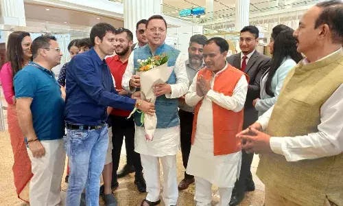 दुबई पहुंचे उत्तराखंड के मुख्यमंत्री धामी, एयरपोर्ट पर प्रवासी भारतीयों ने किया जोरदार स्वागत