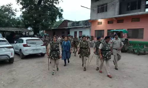 शान्तिपूर्ण एवं निष्पक्ष मतदान के लिए प्रेरित करने पुलिस ने निकाला फ्लैग मार्च