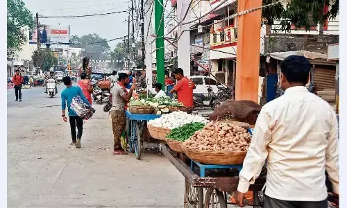 2 करोड़ की लागत से बनी नई सड़क में भी जम गए सब्जी के ठेले