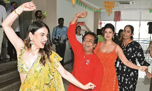 भास्कर के गरबा वर्कशॉप में थिरकीं अभिनेत्री निम्रत और राधिका