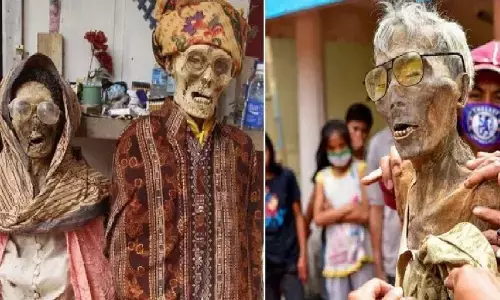 इंसानी रीति-रिवाजों से बिल्कुल अलग है ये जगह, शवों की देखभाल करते हैं यहां के लोग इंसानी रीति-रिवाजों से बिल्कुल अलग है ये जगह, शवों की देखभाल करते हैं यहां के लोग