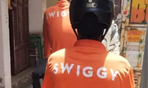 ज़ोमैटो के बाद अब स्विगी ने खाने के ऑर्डर के लिए शुल्क बढ़ाकर 3 रुपये किया ज़ोमैटो के बाद अब स्विगी ने खाने के ऑर्डर के लिए शुल्क बढ़ाकर 3 रुपये किया