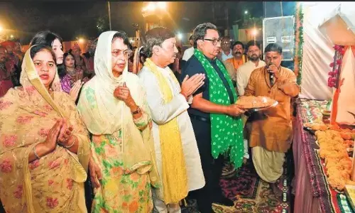 दैनिक भास्कर गरबा महोत्सव 2023 - माँ आदिशक्ति की आरती के साथ गरबा का शुभारंभ दैनिक भास्कर गरबा महोत्सव 2023 - माँ आदिशक्ति की आरती के साथ गरबा का शुभारंभ