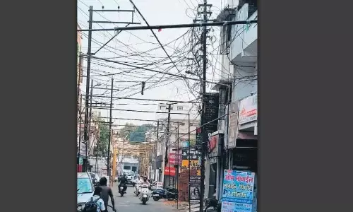 शहर में कई जगह खतरनाक तरीके से लगी हैं बिजली की सर्विस लाइन शहर में कई जगह खतरनाक तरीके से लगी हैं बिजली की सर्विस लाइन