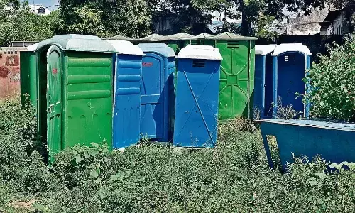 झाड़ियों में फेंक दिए गए लाखों के अस्थाई शौचालय झाड़ियों में फेंक दिए गए लाखों के अस्थाई शौचालय