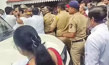 फडणवीस के बंगले पर डीसीपी से हाथापाई, कुछ पदाधिकारियों ने मध्यस्थता कर मामला सुलझाया