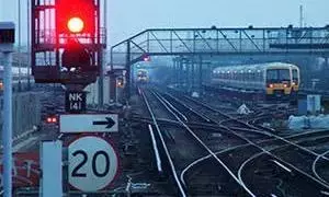 रेलवे के रिले रूम का ताला तोड़कर 41 रिले बॉक्स चोरी, 4 आरोपियों में एक नाबालिग