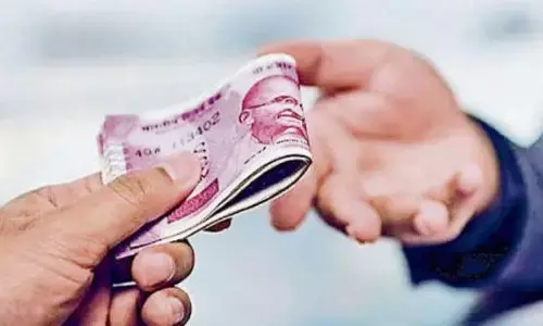 अधीक्षक 40 हजार और हवलदार 3 हजार की रिश्वत लेते गिरफ्तार