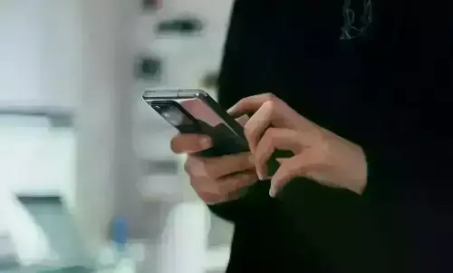 सोंटू मोबाइल का डाटा डिलीट कर चुका है