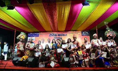 दैनिक भास्कर गरबा महोत्सव - पहले ही दिन उत्साह रहा देखने लायक, गरबे से सज उठी शाम दैनिक भास्कर गरबा महोत्सव - पहले ही दिन उत्साह रहा देखने लायक, गरबे से सज उठी शाम