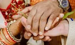 आर्थिक सहायता के लिए चक्कर काट रहे युगल