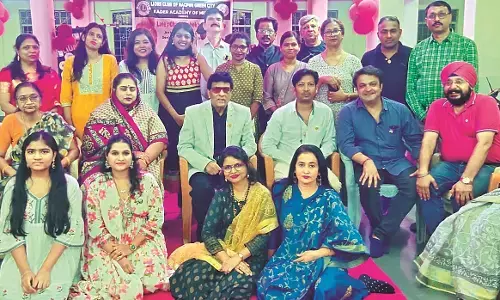 वृद्धाश्रम में गूंजा गीत-संगीत, लायन्स क्लब और कादर म्यूजिक अकादमी की प्रस्तुति