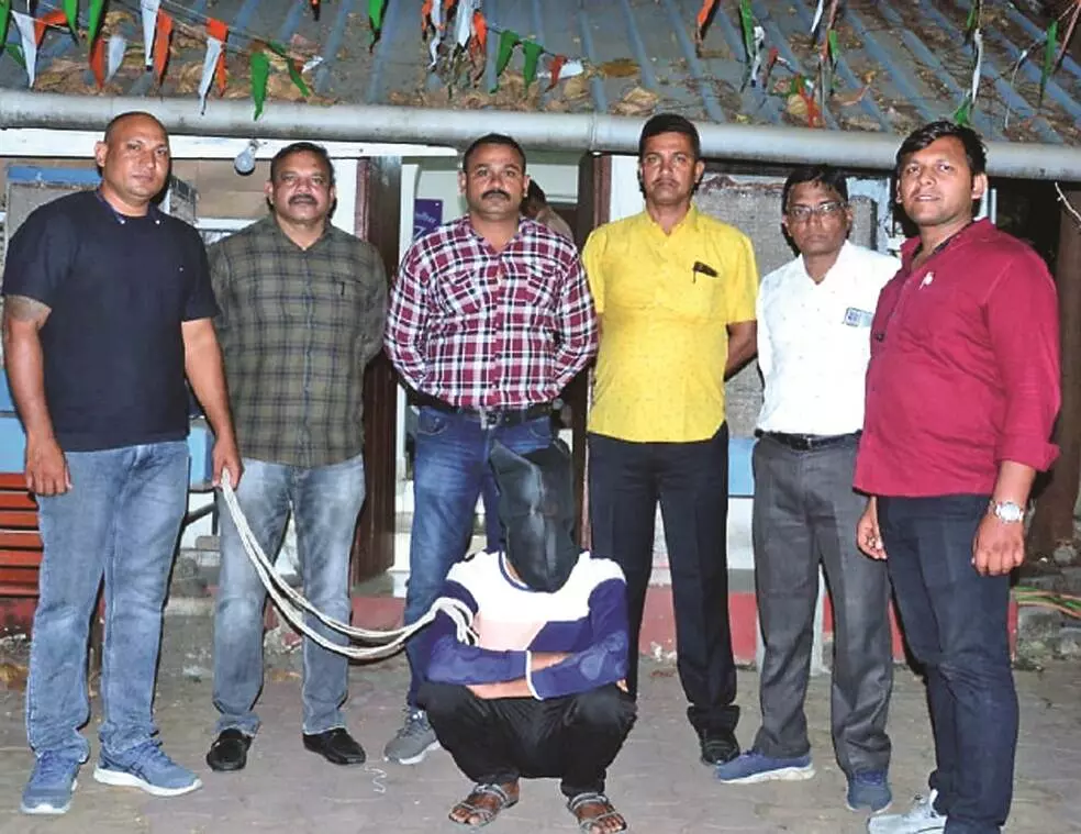 19.7 लाख के माल सहित मोबाइल चोर गिरफ्तार 19.7 लाख के माल सहित मोबाइल चोर गिरफ्तार