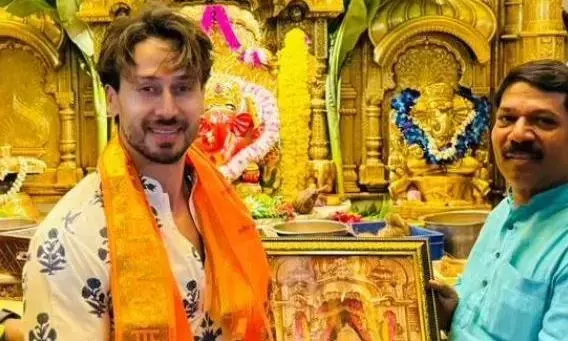 फिल्म गणपत की सफलता के लिए प्रार्थना करने नंगे पांव सिद्धिविनायक मंदिर पहुंचे टाइगर श्रॉफ