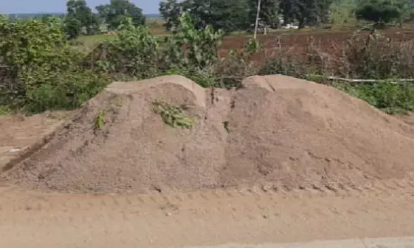 वलनी घाट पर रेत चुराते दो ट्रैक्टर पकड़ाए, दो नामजद