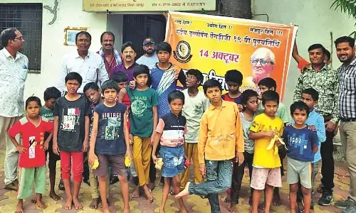 अनाथालय के बच्चों को फल और मिठाइयां वितरित