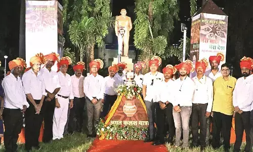 ढोल-ताशाें की गूंज, स्वयंसेवकों को कलश सुपुर्द