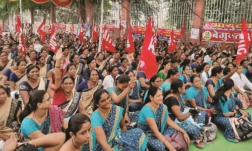 आशा वर्कर और प्रवर्तकों ने की सरकार विरोधी नारेबाजी