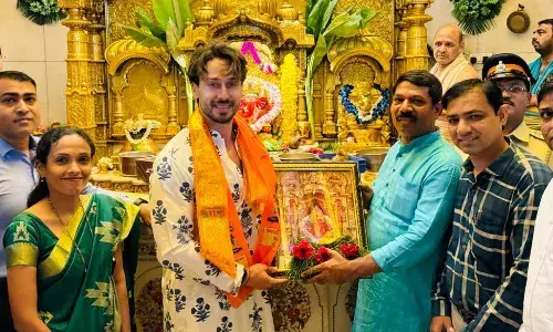 गणपत की रिलीज पर टाइगर श्रॉफ ने मुंबई के सिद्धिविनायक मंदिर में लिया आशीर्वाद