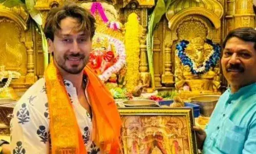 फिल्म गणपत की सफलता के लिए प्रार्थना करने नंगे पांव सिद्धिविनायक मंदिर पहुंचे टाइगर श्रॉफ फिल्म गणपत की सफलता के लिए प्रार्थना करने नंगे पांव सिद्धिविनायक मंदिर पहुंचे टाइगर श्रॉफ