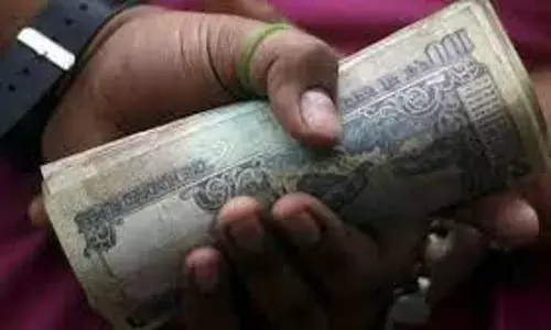 पटवारी को ढाई हजार रुपए की रिश्वत लेते रंगे हाथ पकड़ा