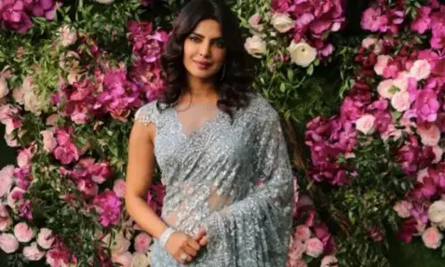 शारदीय नवरात्र के सातवें दिन पहनें ग्रे कलर के आउटफिट, ले सकती हैं बॉलीवुड स्टार्स से बेहतरीन आइडिया