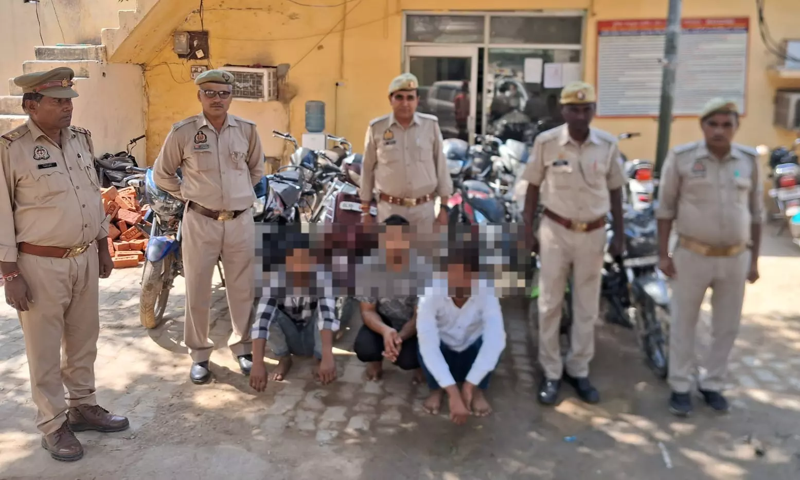 3 शातिर वाहन चोर गिरफ्तार, 11 बाइक और एक स्कूटी बरामद 3 शातिर वाहन चोर गिरफ्तार, 11 बाइक और एक स्कूटी बरामद