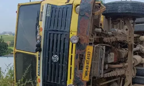 दर्दनाक हादसा,मिट्टी से भरा डंपर बाइक सवार पर पलटा, युवक की मौत