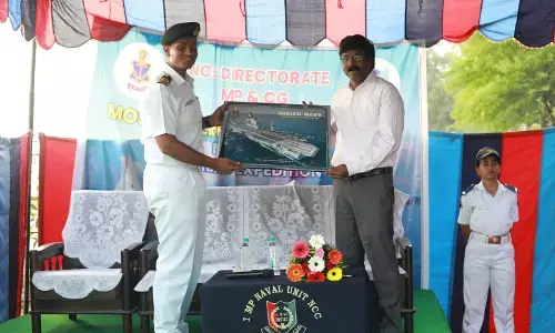 ﻿मेनू सेलिंग एक्सपीडिशन के आठवें दिन आरएनटीयू के कुलसचिव डॉ. विजय सिंह ने किया बोट्स को फ्लैग ऑफ