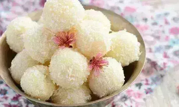 नवरात्री के आंठवे दिन माता सिद्धादात्रि को लगाएं नारियल के लड्डू के भोग, इस आसान रेसिपी