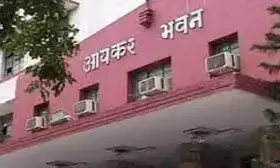 ऑटो डीलर परवेज से आयकर दफ्तर में हुई लंबी पूछताछ ऑटो डीलर परवेज से आयकर दफ्तर में हुई लंबी पूछताछ