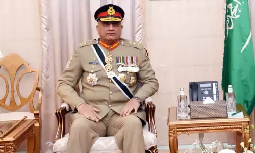 पाकिस्तान ने संदिग्ध लेनदेन की जांच के लिए जनरल बाजवा के रिश्तेदार को तलब किया