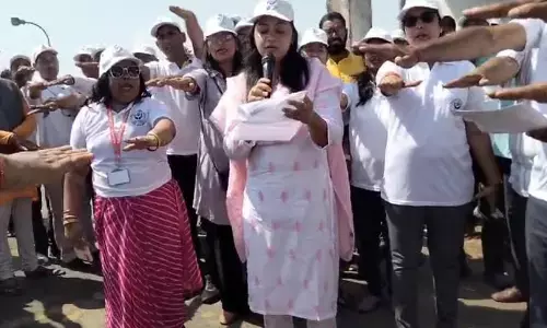 मानव शृंखला बनाकर मतदान की ली शपथ, लोगों को किया जागरूक