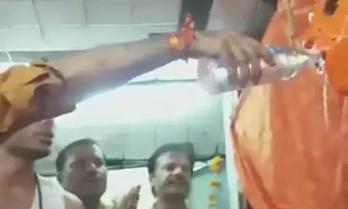 उज्जैन के मंदिर में लगाया गया शराब का भोग