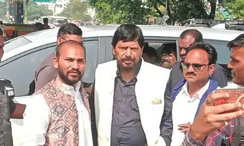 कामगारों की समस्या सुलझाने हरसंभव प्रयास - आठवले कामगारों की समस्या सुलझाने हरसंभव प्रयास - आठवले