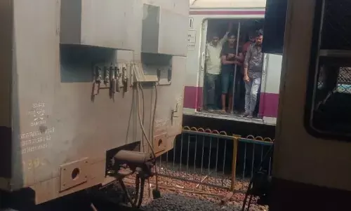 दो हिस्सों में बंट गई पश्चिम रेलवे की लोकल, बड़ी दुर्घटना टली दो हिस्सों में बंट गई पश्चिम रेलवे की लोकल, बड़ी दुर्घटना टली