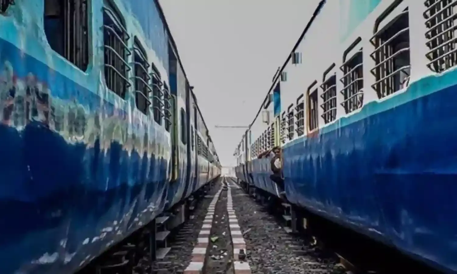 ट्रेन में कन्फर्म टिकट नहीं, बसें फुल