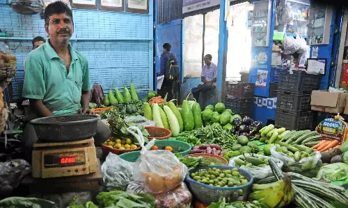 दुर्गा पूजा के अवसर पर कोलकाता में बढ़ती सब्जियों की कीमतों से जूझ रहे लोग दुर्गा पूजा के अवसर पर कोलकाता में बढ़ती सब्जियों की कीमतों से जूझ रहे लोग