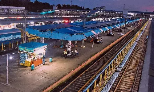 प्लेटफाॅर्म से पटरी तक उतरे सफाई कर्मचारी गंदगी करने वालों के खिलाफ होगी कार्रवाई