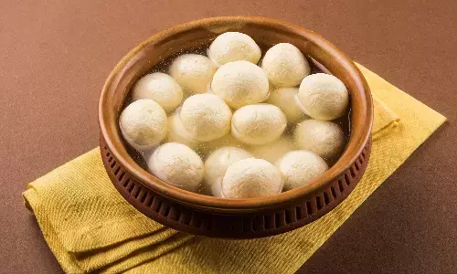 दशहरे के दिन महमानों को खिलाएं रस्सगुल्ला, इस आसान रेसिपी से