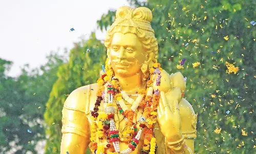 दीक्षाभूमि को भेंट की गई सम्राट अशोक की प्रतिमा