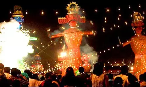 शिंदे की रैली के लिए एक दिन पहले ही हुआ रावण वध, शिंदे -उद्धव गुट फिर होंगे आमने-सामने शिंदे की रैली के लिए एक दिन पहले ही हुआ रावण वध, शिंदे -उद्धव गुट फिर होंगे आमने-सामने